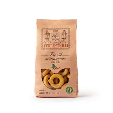 Eine braune Papiertüte mit der Aufschrift „Pizzalovers“ Taralli al Peperoncino – Knuspriger Genuss mit feuriger Note verfügt über ein transparentes Fenster, durch das runde Backwaren mit traditionellen Illustrationen darüber präsentiert werden. Auch Gewichtsangaben und Symbole der italienischen Flagge sind abgebildet.