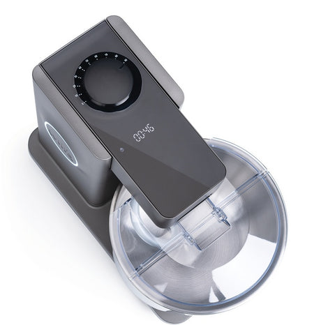 Draufsicht der eleganten Wilfa Küchen- und Knetmaschine Probaker mit Timer Grau mit einer großen, durchsichtigen Rührschüssel. Der Mixer hat ein schwarz-graues Design mit einem Zifferblatt und einer Digitalanzeige, ideal für beeindruckende Backergebnisse.