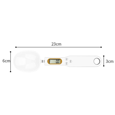 Immagine della bilancia digitale a cucchiaio bianca di Pizzalovers con le dimensioni indicate. Il cucchiaio è lungo 23 cm, la ciotola è larga 6 cm e il manico è largo 3 cm. È dotata di un display LCD con "0.0" e di pulsanti per il funzionamento: perfetta per misurazioni di alta precisione in un design compatto e maneggevole.