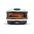 Un forno a gas per pizza Gozney Arc XL, elegante e moderno, in bianco e nero, con un display digitale della temperatura di 450°F sulla parte anteriore. Il forno è dotato di un'ampia finestra frontale illuminata di arancione che mostra la camera di cottura interna. Il marchio "Gozney" è visibile, perfetto per cuocere pizze fino a 16 pollici.