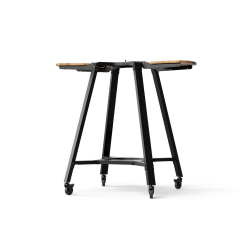 Ein hoher, schwarzer Gozney ARC und ARC XL Gestell-Stehtisch mit rechteckiger Holzplatte. Der Tisch wird von vier Beinen getragen und hat an der Unterseite Rollen für einfaches Manövrieren. Das minimalistische Design zeichnet sich durch einen stabilen Metallrahmen mit einem schlanken, modernen Look der renommierten Marke Gozney aus.