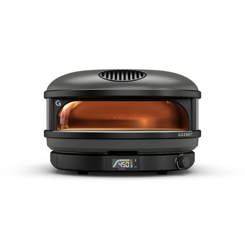 Ein eleganter, schwarzer Gozney Arc XL Black Gas-Pizzaofen (Limited Edition) mit einem digitalen Bedienfeld, das eine Temperatur von 450 °F anzeigt. Der Ofen, perfekt für 16-Zoll-Pizzen, verfügt über eine abgerundete Oberseite, ein Fenster zur Sicht ins Innere und eine Entlüftung an der Oberseite, die während des gesamten Backvorgangs für gleichmäßige Hitze sorgt.
