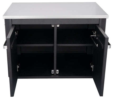 Die Cozze Aussenküche 90 ist ein schwarzer Schrank mit weißer Edelstahlarbeitsplatte und vier offenen Türen. Er bietet viel Stauraum für eine elegante Außenküche. Sein schlichtes, modernes Design passt perfekt in jeden Außenbereich.
