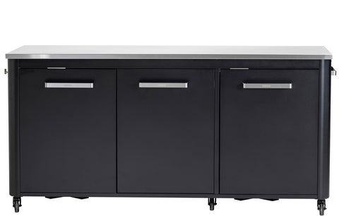 Die Cozze Aussenküche 180 mit Edelstahltischplatte ist ein eleganter, schwarzer Küchenschrank für den Außenbereich. Er bietet mit drei großen Schubladen mit silbernen Griffen reichlich Stauraum und ist für mühelose Mobilität auf vier Rädern montiert.