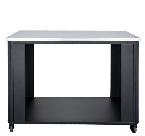 Die Cozze Outdoor Küche 115 von Cozze ist ein moderner Metalltisch mit rechteckiger weißer Platte und schwarzem Untergestell. Er verfügt über ein offenes Staufach. Seine schwarzen Rahmenbeine und Rollen sorgen für Mobilität und machen ihn ideal zum Kochen im Freien oder als Teil eines modularen Designs.