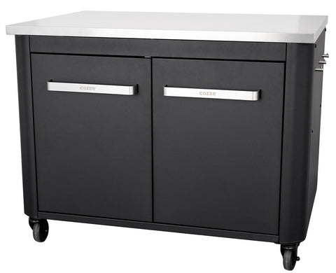 Die Cozze Aussenküche 90, H 70 cm, mit Edelstahlplatte ist ein eleganter, schwarzer Rollschrank, perfekt für Ihre Cozze Outdoor-Küche. Er verfügt über zwei Vordertüren mit silbernen „Cozze“-Griffen und lässt sich ideal in Ihre Plancha integrieren.