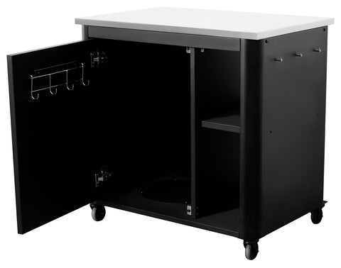 Der Cozze Aussenküche 90 von Cozze, ein modularer schwarzer Küchenwagen auf Rädern mit weißer Edelstahl-Arbeitsplatte, bietet Vielseitigkeit für Außenküchen. Er verfügt über einen offenen Schrank mit Regal und Drehteller, Türhaken mit Handtuchhalter und drei seitliche Haken.