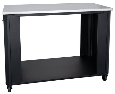 Die Cozze Outdoor Küche 115 besticht durch ihr schlankes, rechteckiges Design mit einer flachen Edelstahlplatte, die einer Edelstahl-Arbeitsplatte ähnelt. Der schwarze Unterbau bietet offenen Stauraum und vier Lenkrollen für einfache Mobilität und ist somit ideal für die Einrichtung einer Outdoor-Küche.
