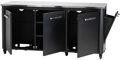 Die Cozze Aussenküche 180 mit Edelstahltischplatte ist ein großer Edelstahl-Arbeitsschrank auf Rädern, ideal für den Außenbereich. Sein schlankes, modernes Design zeichnet sich durch Griffe und mehrere Fächer mit Türen aus, die großzügigen Stauraum im Inneren freigeben.