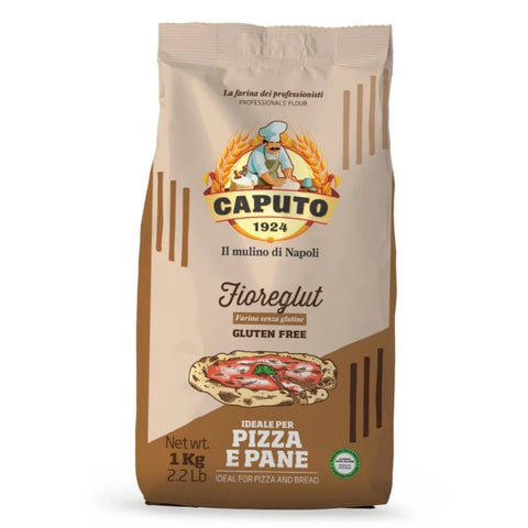 L'illustration représente un sachet de 1 kg (2,2 lb) de farine Caputo Fioreglut - Sans gluten de Mulino Caputo. L'emballage présente une image d'une pizza cuite au four à bois et le logo de Mulino Caputo, qui montre un cuisinier avec du grain de blé. Idéal pour les pizzas et le pain sans gluten, le texte est en italien et en anglais. Parfait pour les personnes atteintes de la maladie cœliaque.