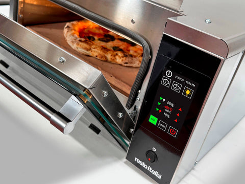 Nahaufnahme des Resto Italia Hooven 341 – Elektro-Pizzaofen (Digital), teilweise geöffnet, mit einer neapolitanischen Pizza im Inneren. Das digitale Bedienfeld zeigt Temperatur und Einstellungen an, und der Markenname „Resto Italia“ ist sichtbar.