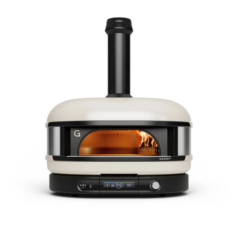 Der Gozney Dome Gen 2 Pizzaofen - Hybrid Brennstoffsystem von Gozney verfügt über ein modernes weißes Design, einen Schornstein, eine digitale Steuerung und eine sichtbare Flamme - ideal für Ihr Zuhause oder Ihre Außenküche.