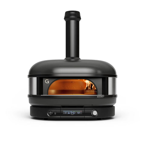Der Gozney Dome Gen 2 Pizzaofen - Hybrid Brennstoffsystem ist ein schwarzer, moderner Pizzaofen für den Außenbereich mit Schornstein, Digitalanzeige und sichtbarer Flamme. Sein schlankes Design zeigt die Marke Gozney auf der Vorderseite - perfekt für Ihre Outdoor-Küche.