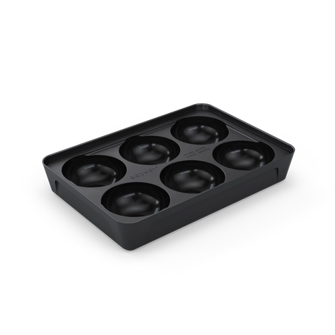 Eine schwarze Silikonform mit sechs Mulden zum Herstellen runder Eiskugeln. Die rechteckige Form hat abgerundete Kanten und weist in jeder Mulde eine glatte, hochglänzende Oberfläche auf, ähnlich der Präzision der Gozney Pizzaballen-Box mit Thermometer von Gozney. Sie ist auf einem schwarzen Hintergrund angebracht.
