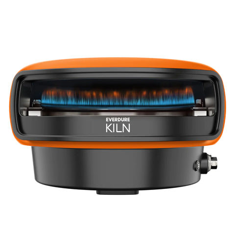 Ein orange-schwarzer Everdure KILN Gas-Pizzaofen mit rotierendem Stein, dessen sichtbare blaue Flamme sein modernes Design und seine kompakte Größe unterstreicht, ist perfekt für alle Pizzaliebhaber, die ein einzigartiges Pizzaerlebnis suchen.
