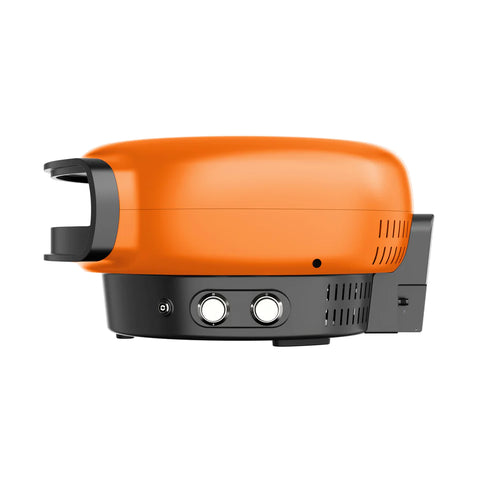 Der von der Seite abgebildete Everdure KILN Gas Pizzaofen mit rotierendem Stein besticht durch ein schickes orange-schwarzes Design. Ausgestattet mit zwei Bedienknöpfen, einer Entlüftung am dunklen Sockel und einem praktischen Schlitz zum Einschieben der Pizza auf der linken Seite verspricht er passionierten Pizzaliebhabern ein außergewöhnliches Pizzaerlebnis.