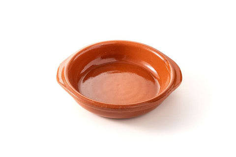 Eine kleine, runde, terrakottabraune Tonschale mit leicht erhöhten Seiten und zwei kurzen Griffen an gegenüberliegenden Enden, hergestellt aus feuerfester Keramik für schonende Zubereitung. Die keramische Pizzaofen-Grillschale FUMOSA von Fumosa wurde vor einem schlichten weißen Hintergrund fotografiert und hat eine glänzende Oberfläche.