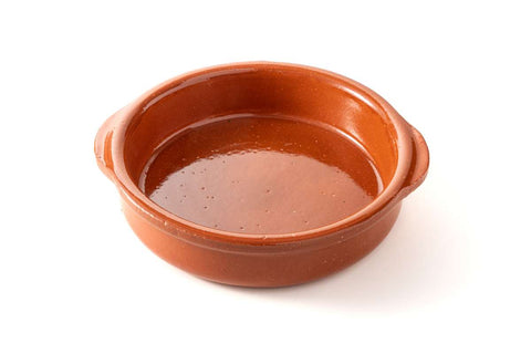 Eine runde, flache, braune Auflaufform aus feuerfester Keramik mit glänzender Oberfläche und kleinen Griffen auf beiden Seiten, von oben auf weißem Hintergrund gesehen. Die FUMOSA keramische Pizzaofen-Grillschale von Fumosa ist leer und hat eine glatte Innenfläche, die sich ideal für schonende Zubereitung eignet.