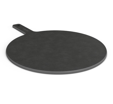 Ein runder, schwarzer Gozney Pizza Servierteller (45 CM) aus langlebigem Fasermaterial mit einem Griff an einer Seite. Am Ende des Griffs befindet sich ein kleines Loch, vermutlich zum Aufhängen. Die Oberfläche erscheint glatt mit einem matten Finish.