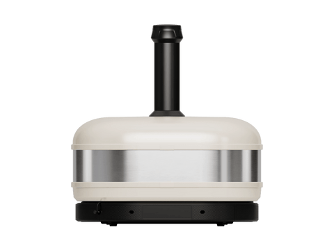 Der Gozney Dome Gen 2 XL Pizzaofen - Hybrid Brennstoffsystem von Gozney zeichnet sich durch ein modernes weißes und silbernes Finish mit schwarzem Schornstein und Sockel aus, dargestellt auf einem schlichten weißen Hintergrund.