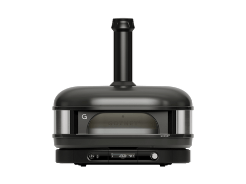 Der Gozney Dome Gen 2 XL Pizzaofen Hybrid verfügt über eine moderne schwarze Kuppelform, einen hohen Schornstein, eine Glasfrontscheibe und eine digitale Basissteuerung. Der Markenname "Gozney" steht auf der Vorderseite dieses professionellen Pizzaofens.