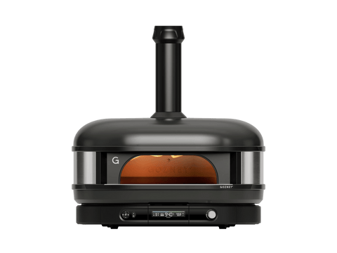 Der Gozney Dome Gen 2 XL Pizzaofen - Hybrid Brennstoffsystem von Gozney ist ein moderner schwarzer Pizzaofen für den Außenbereich mit rundem Schornstein, gewölbter Frontöffnung mit orangefarbenem Licht, digitaler Steuerung und sichtbarem "Gozney"-Branding.