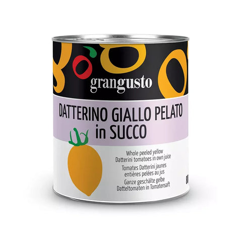 Eine Dose Grangusto Datterino Giallo Pelato in Tomatensaft 800 g, mit einem schwarzen Etikett mit gelben und orangen Kreisen und dem Text „Ganze geschälte gelbe Datterini-Tomaten in eigenem Saft“ in mehreren Sprachen. Wegen ihres niedrigeren Säuregehalts ist auf dem Etikett das Bild einer gelben Tomate abgebildet.