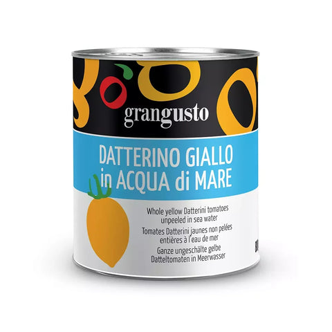 Eine Dose Grangusto Datterino Giallo in Meerwasser 800 g, ideal für Fischgerichte, wird ausgestellt. Das Etikett ist hauptsächlich blau und weiß und zeigt eine gelbe Tomate. Der Text weist darauf hin, dass das Produkt ganze gelbe Datterino Giallo Tomaten enthält, die ungeschält und in Meereswasser konserviert sind.