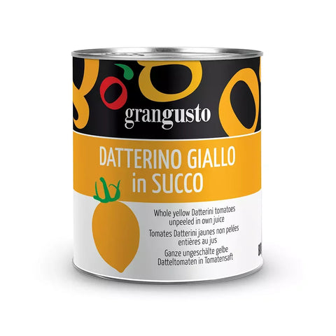 Une boîte de tomates Grangusto Datterino Giallo au jus de tomate 800 g. L'étiquette montre en bas une image de tomate jaune et le texte "Tomates jaunes entières Datterini non pelées dans leur propre jus" en plusieurs langues. La boîte a un couvercle et un fond argentés.