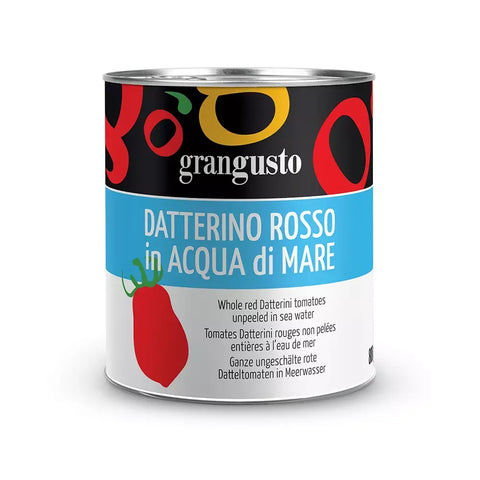 Un barattolo di pomodori Grangusto Datterino Rosso in acqua di mare da 800 g (Linea Professional pomodori Datterini rossi interi in acqua di mare) ha un design colorato con forme astratte rosse, verdi, nere e gialle. L'etichetta contiene un testo in diverse lingue e l'immagine di un pomodoro rosso.