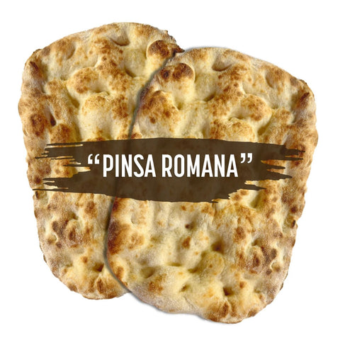 Zwei ovale, knusprig goldbraune Pinsa Romana Fladenbrote werden leicht übereinander gestapelt und überlappen sich. Darüber liegt ein rustikaler brauner Pinselstrich mit „Pinsa Boden – Scuderi Prime (2er-Pack)“ von Scuderi Prime und zeigt italienische Backkunst auf schlichtem weißen Untergrund.