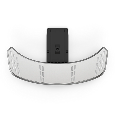 Die Gozney Ofensims & Frontablage für Tread von Gozney ist ein gebogenes, metallisch-silbernes Stück mit mehreren vertikalen Schlitzen, das auf einem schwarzen rechteckigen Sockel vor einem tiefschwarzen Hintergrund sitzt.