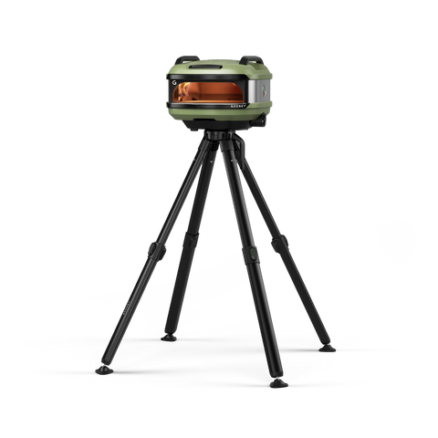 Eine grün-schwarze Laser-Wasserwaage auf einem Stativ mit verstellbaren Beinen verfügt über einen transparenten Abschnitt für präzises Ausrichten. Das robuste Gozney Venture Gestell & Ständer für Tread bietet Stabilität für alle Ihre Projekte.