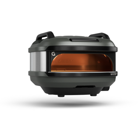 Werten Sie Ihre Outdoor-Küche mit dem Gozney Tread Gas Pizzaofen Schwarz (Mobil) auf. Sein kompaktes, abgerundetes Design zeichnet sich durch einen glänzenden Metallstreifen und ein dunkles Inneres aus, das durch die Frontöffnung sichtbar ist. Die oberen Griffe verleihen ihm ein modernes, elegantes Aussehen.