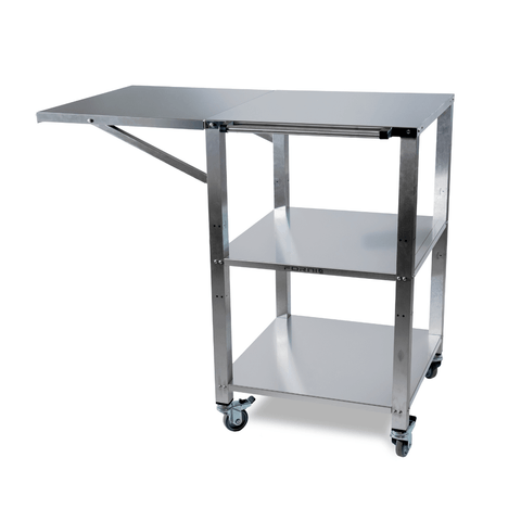 Der Effeuno Tisch für die P134 Pizzaofen-Serie ist ein aus Edelstahl AISI 430 gefertigter Edelstahlwagen. Er verfügt über drei Ablagen, eine klappbare obere Ablageverlängerung und vier Räder für einfache Mobilität, was ihn zum perfekten Trolley für Ihre EffeUno-Pizzaöfen macht.