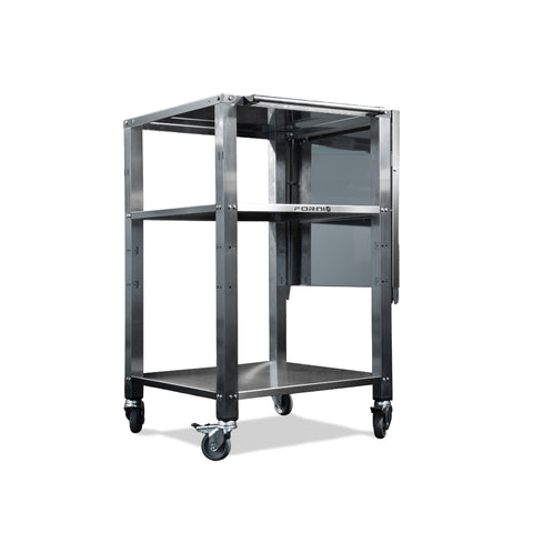 Der Effeuno Tisch für EffeUno-Pizzaöfen der P134-Serie verfügt über ein offenes Rahmendesign und drei Ablagen auf Lenkrollen für verbesserte Mobilität und gewährleistet einfachen Zugang und Sichtbarkeit – ideal für industrielle Umgebungen oder als Wagen in geschäftigen Küchen.