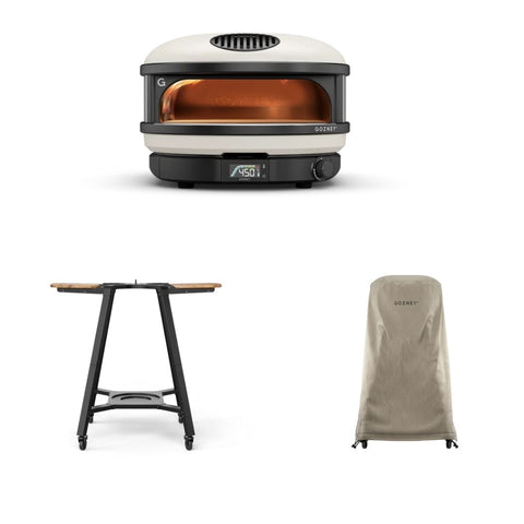 Erleben Sie das Gozney ARC XL Starter Set Bundle von Gozney: ein cremefarbener Pizzaofen für die Arbeitsplatte, ein schwarzer Metallständer mit Holzregalen und eine beige Abdeckung, präsentiert auf einem weißen Hintergrund.