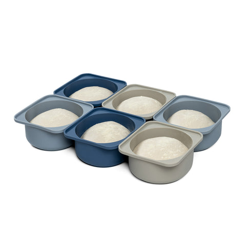 Im blau-grauen Babadoh Silikon Pizzateig und Zutatenbehälter 6er-Set von Babadoh gehen sechs Teigkugeln auf, die in zwei Reihen auf weißem Grund angeordnet sind - ideal zum Gären von Pizzateig.