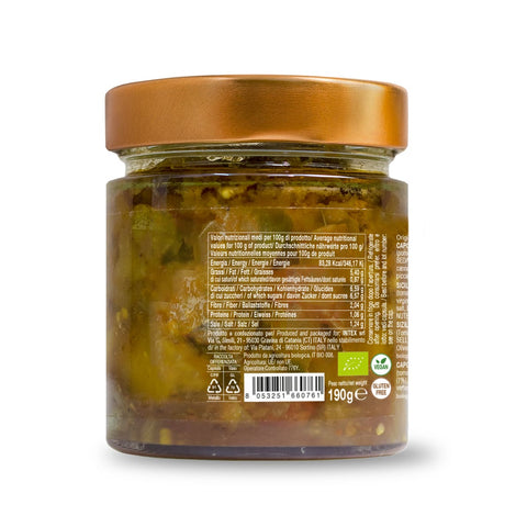 Rückansicht eines Glases mit goldenem Deckel, das eine eingemachte grüne Gemüsemischung enthält. Die Bio Sizilianische Caponata Convivia, die vor sizilianischem Geschmack strotzt, verfügt auf der Rückseite über ein Etikett mit Nährwertangaben, Zutaten und Zertifizierungen. Das Glas hat ein Nettogewicht von 190 Gramm.