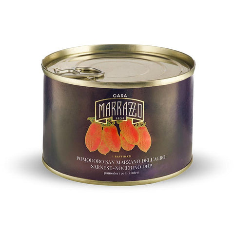 Die Dose Casa Marrazzo San Marzano DOP hat einen goldenen Deckel, eine Aufreißlasche und ein Etikett mit roten Tomaten und italienischem Text: „Pomodoro San Marzano Dell'Agro Sarnese-Nocerino DOP.“ Ideal für die Zubereitung italienischer Saucen oder zum Garnieren Ihrer neapolitanischen Pizza.