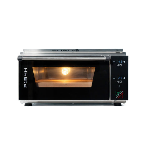 Der Effeuno Pizzaofen P134H PRO 509°C ist ein Edelstahl-Tischbackofen mit Glasfronttür und Innenbeleuchtung. Er verfügt über Bedientasten auf der rechten Seite, eine digitale Temperaturanzeige und verspricht mit seinem minimalistischen Design auf schlichtem weißem Hintergrund hervorragende Pizzaqualität.