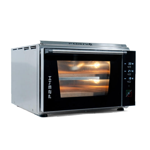 Der Edelstahl-Pizzaofen EffeUno P234H PRO 509°C verfügt über ein digitales Bedienfeld auf der rechten Seite und ein Glasfenster, das Innenbeleuchtung und Heizelemente freigibt – perfekt für neapolitanische Pizzen. Der Markenname „Effeuno“ prangt stolz auf der oberen Vorderkante.