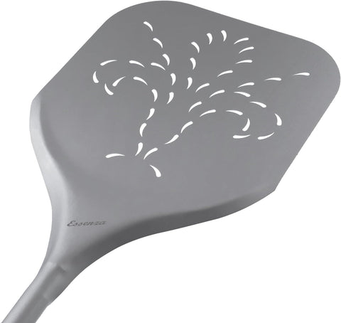 Nahaufnahme eines silbernen Pizzaschiebers mit dekorativen, geschwungenen Perforationen auf der Oberfläche. Der Griff aus eloxiertem Aluminium trägt den Markennamen „Essenza“. Dieser elegante Pizzaschieber verbindet modernes Design mit beeindruckender Flexibilität.