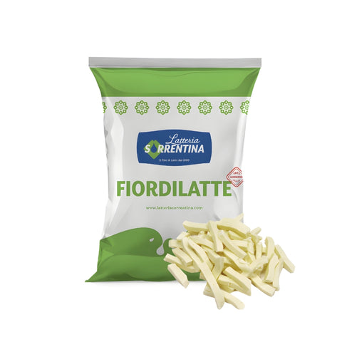 Eine weiß-grüne Tüte mit der Aufschrift „Latteria Sorrentina Fior di Latte 2 kg“ zeigt oben ein Logo und unten eine URL. Die Tüte ist teilweise geöffnet, vorne quellen geschnittene Streifen von Latteria Sorrentinas Fior di Latte 2 kg heraus, einem exquisiten italienischen Käse.