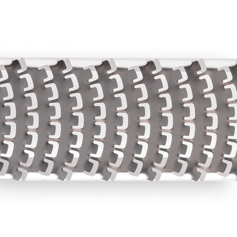 Nahaufnahme der FUMOSA CUCINA Zester und Parmesanreibe von Fumosa, mit einem metallischen, segmentierten Design mit einem sich wiederholenden, geschwungenen Muster zum feinen Reiben, dargestellt auf weißem Hintergrund.