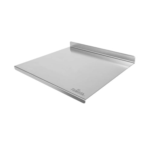 Eine rechteckige Grillplatte aus Edelstahl mit einem erhöhten Rand auf einer Seite. Die Platte ist in der unteren rechten Ecke mit dem Markennamen „Fumosa“ gekennzeichnet. Sie zeichnet sich durch glatte Kanten und ein minimalistisches Design aus und eignet sich daher perfekt für die Teigherstellung auf einer FUMOSA (IMPASTO) Edelstahl-Arbeitsplatte für Teig inkl. Silikon-Antirutschmatte.