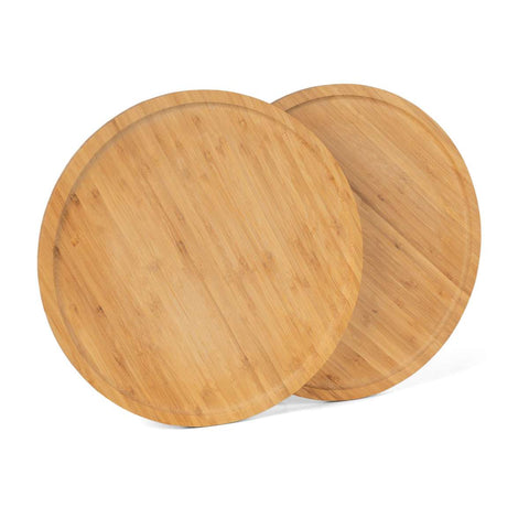 Zwei runde, hölzerne Schneidebretter aus FSC-zertifiziertem Bambus mit einer glatten, hellbraunen Oberfläche sind leicht überlappend abgebildet. Die Bretter haben eine dezente Maserung, die über ihre Oberfläche verläuft, was ihnen ein natürliches und rustikales Aussehen verleiht, das perfekt zum FUMOSA Pizza-Servierteller PIATTO aus Bambus, 2er-Set von Fumosa passt.