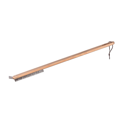 Die FUMOSA Pizzaofen-Bürste von Fumosa ist eine Holzbürste mit 75 cm langem Griff, langlebigen schwarzen Edelstahlborsten, einem Metallschaber zur effizienten Pizzastein-Reinigung und einer Aufhängeschlaufe aus Leder.