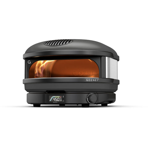 Der Gozney Arc Gas Pizzaofen Off Black ist ein moderner, runder Gozney-Ofen mit einer digitalen Anzeige von 450 °F. Er verfügt über ein Glasfenster, durch das man die Flammen sehen kann, und trägt auf der Vorderseite elegant die Marke „Gozney“.