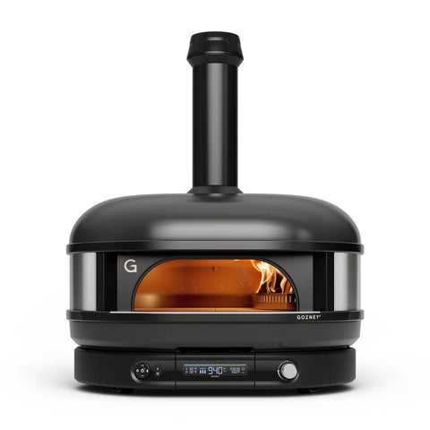 Der Gozney Dome Gen 2 Pizzaofen - Hybrid Brennstoffsystem ist ein stilvoller, moderner schwarzer Außenofen mit digitalem Bedienfeld, Schornstein, sichtbaren Flammen und dem Markennamen "Gozney" auf der Vorderseite.